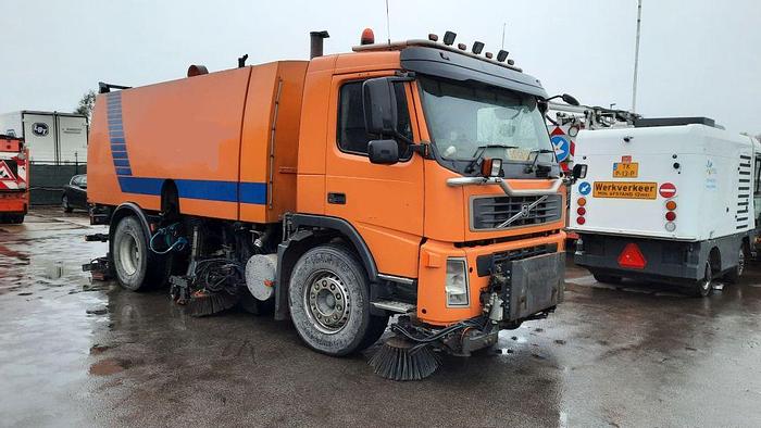 Gebruikt 2006 Volvo FM9 4x2R + Johnston Beam VX800