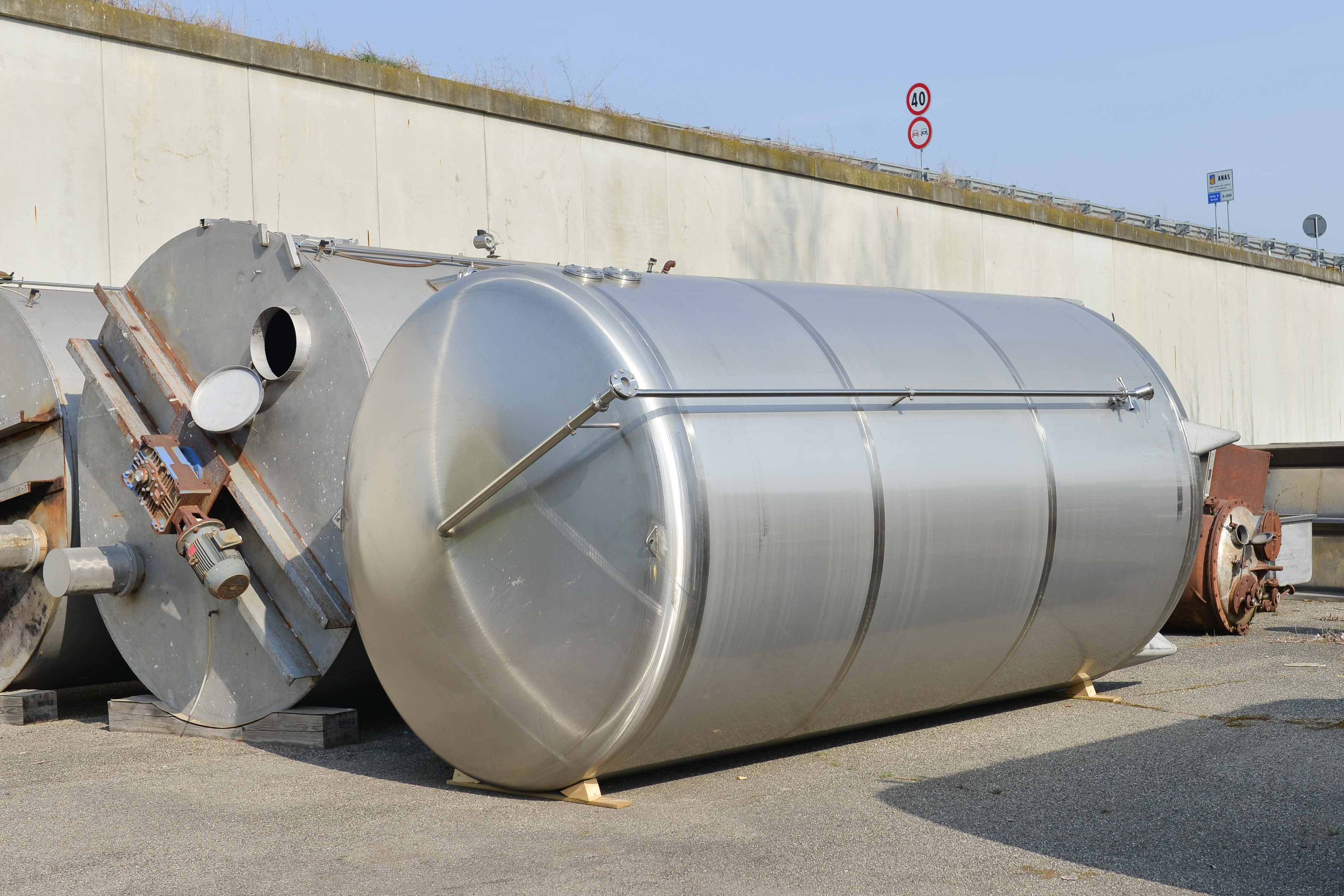 Used Serbatoio verticale 25.900 litri in acciaio inox AISI316
