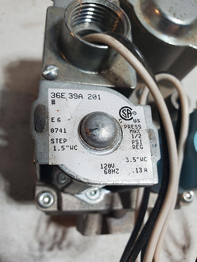 Used White Rodgers Carrier Gas Valve 36E39A 201 *FREE SHIPPING* (K2)
