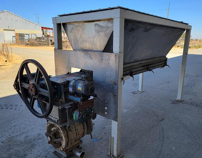 Used Hopper, 100 CF, S/st, 10' x 3'10" x 3', Auger Discharge #S744196