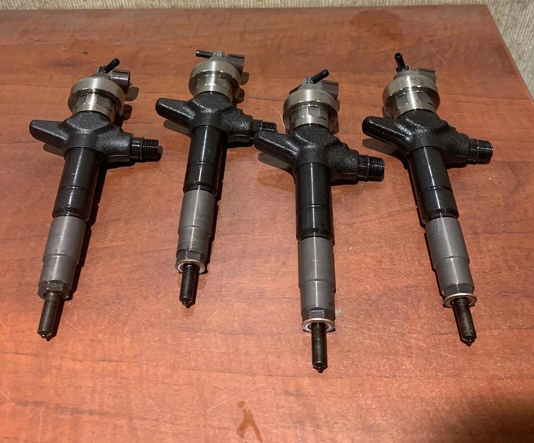 Used Genuine OEM Denso 8-98011604-5 CORES Fuel Injectors (NOT WORKING) (4 Pack)