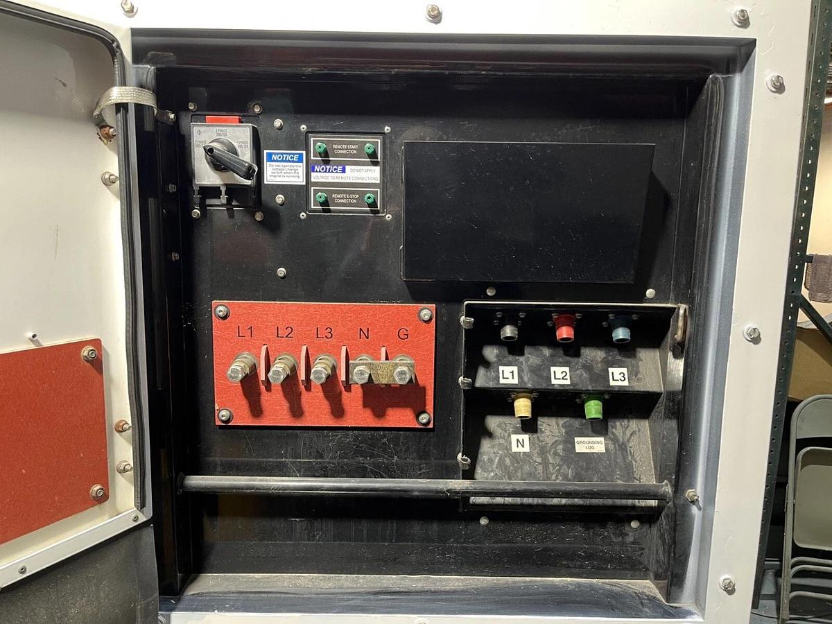 100kW Cummins C100D6R Mobile Diesel Generator S/N: F160974525 - New Engine!