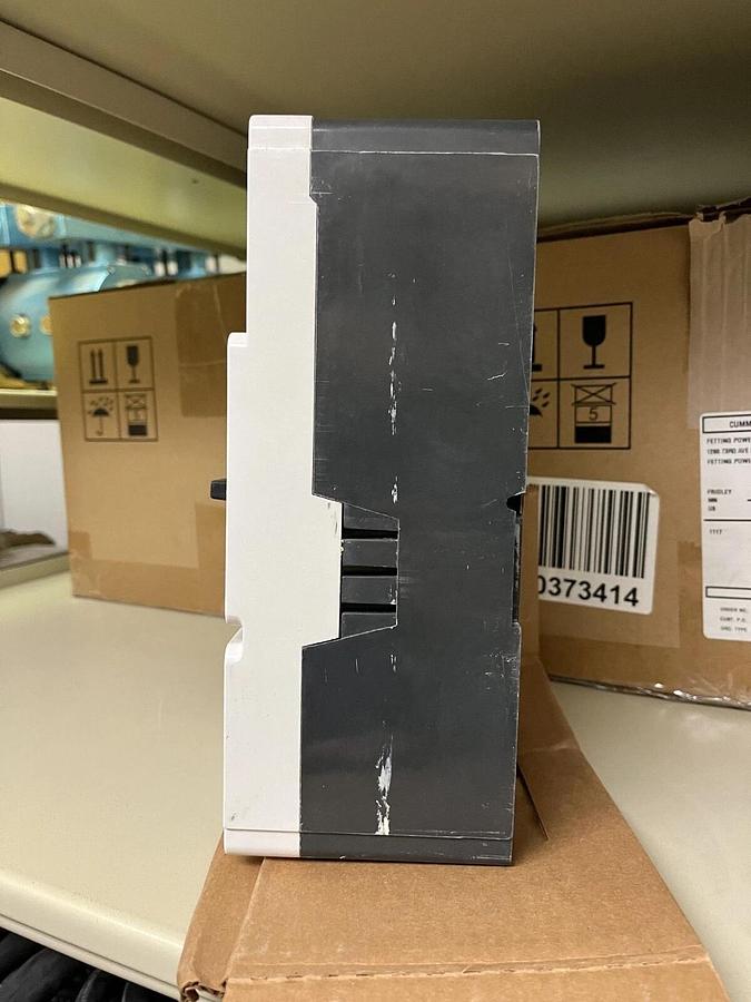 New Eaton 300 Amp 3 Pole Circuit Breaker - KG3300S42Z01 - A032Z152