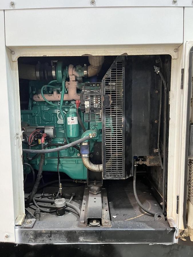 100kW Cummins C100D6R Mobile Diesel Generator S/N: F160974525 - New Engine!