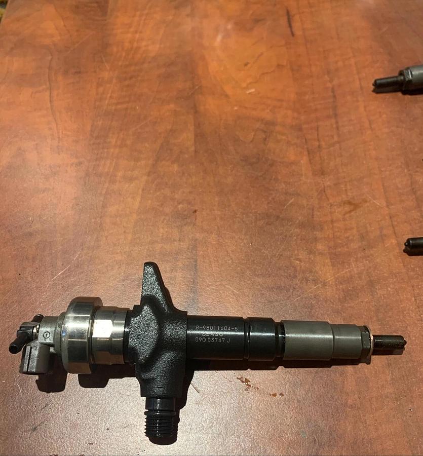 Used Genuine OEM Denso 8-98011604-5 CORES Fuel Injectors (NOT WORKING) (4 Pack)