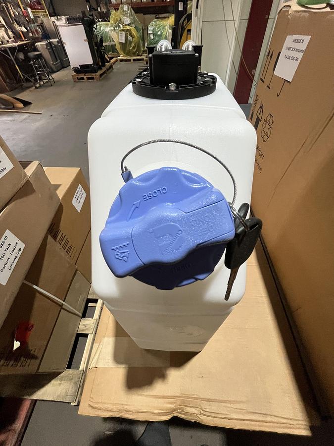 New Cummins 10 Gallon DEF Diesel Exhaust Fluid Tank - P/N: A065P852 / 5510549