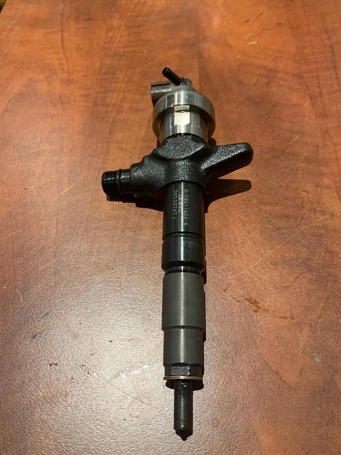 Used Genuine OEM Denso 8-98011604-5 CORES Fuel Injectors (NOT WORKING) (4 Pack)