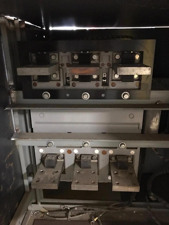 Used 2500 Amp General Electric Circuit Breaker w/ CAT Breaker Box Housing S/N: V78429