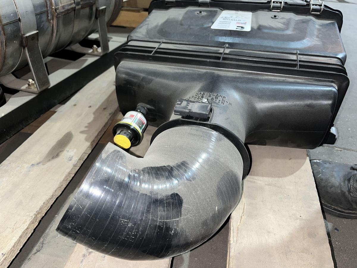 New Cummins Fleetguard AH55600 Direct Flow Air Cleaner | P/N: AH55600 / 5289929 (No Original Box)