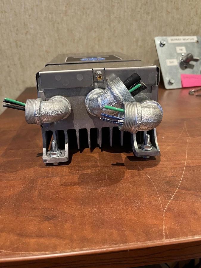 New Sens MicroGenius 450 M4-22-1515-FT Battery Charger - S/N: 5978914423