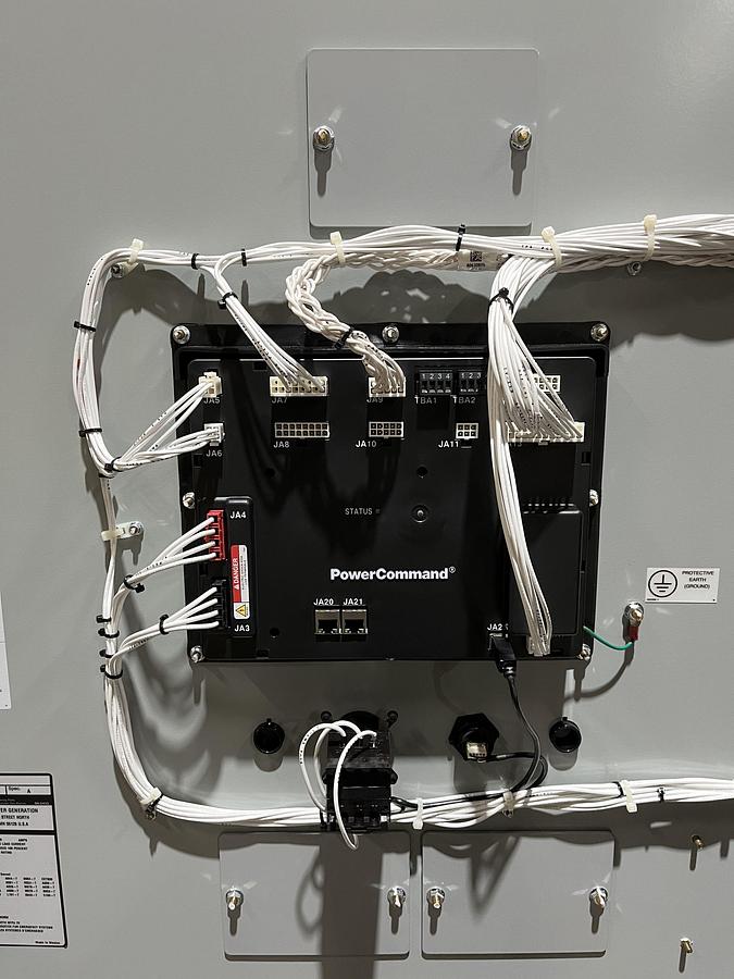 800 Amp 240VAC Cummins CXTD8 Spec. A Automatic Transfer Switch - S/N: F23M236180