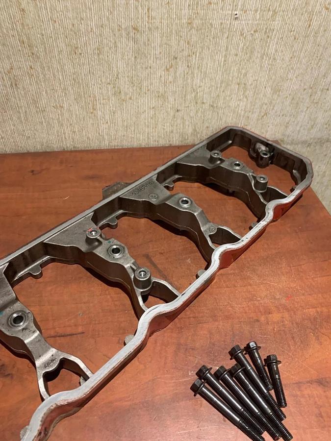 Used Used 2018 Genuine OEM Cummins ROCKER LEVER HOUSING Valve Cover | P/N: 3975944