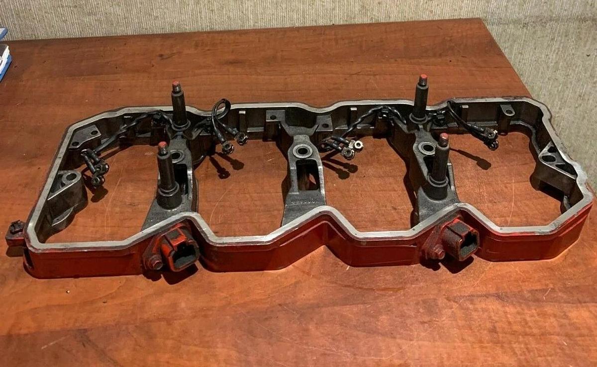 Used Used Genuine OEM Cummins QSB5 4.5L Rocker Lever Housing | P/N: 4938660