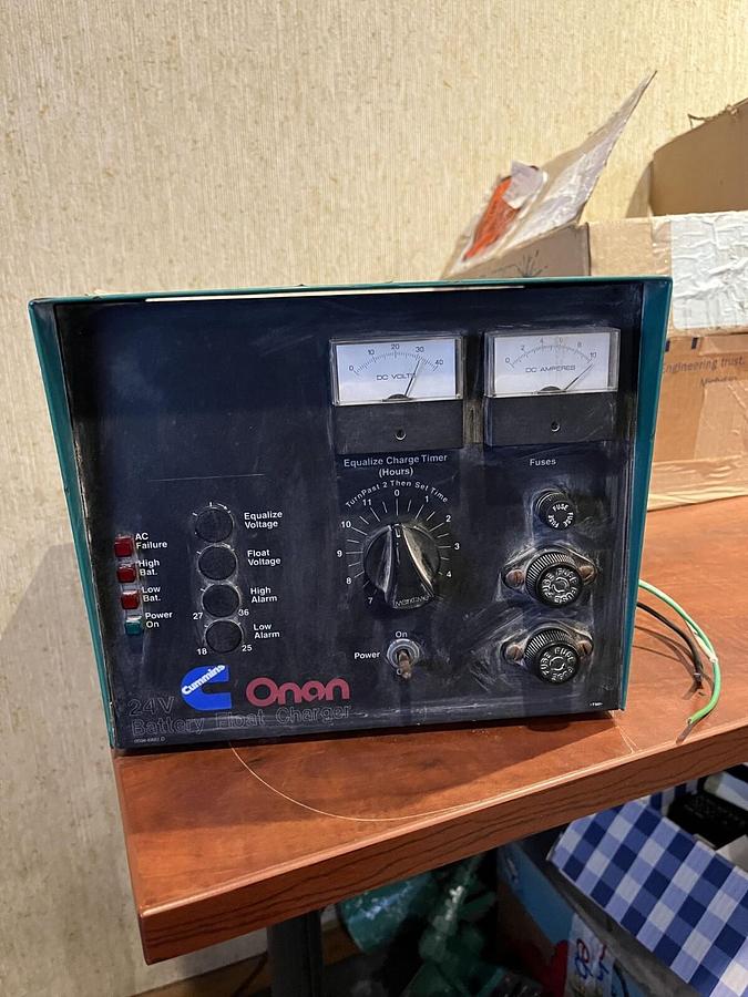 Used Used Cummins 24V Battery Float Charger P/N: 305-0813-01 (Gauges Stuck)