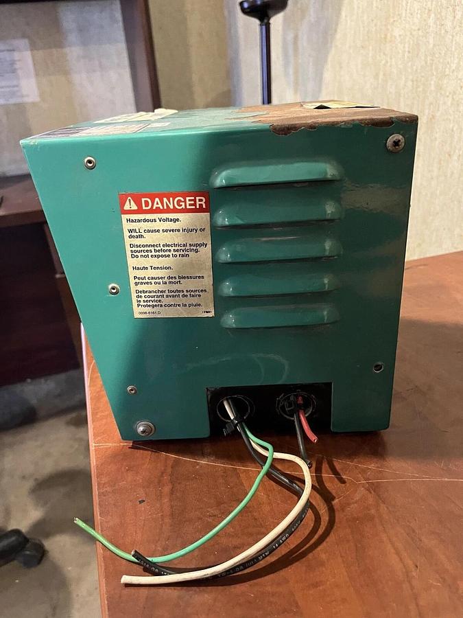 Used Used Cummins 24V Battery Float Charger P/N: 305-0813-01 (Gauges Stuck)