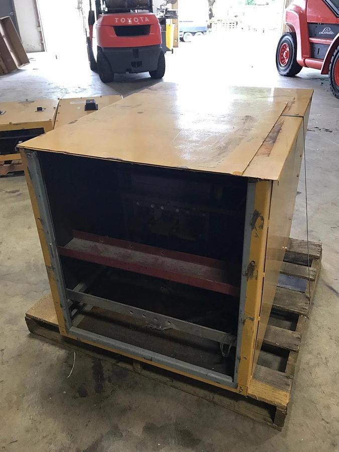 Used 2500 Amp General Electric Circuit Breaker w/ CAT Breaker Box Housing S/N: V78429