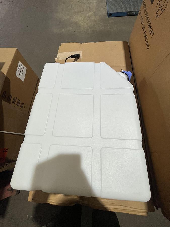 New Cummins 10 Gallon DEF Diesel Exhaust Fluid Tank - P/N: A065P852 / 5510549