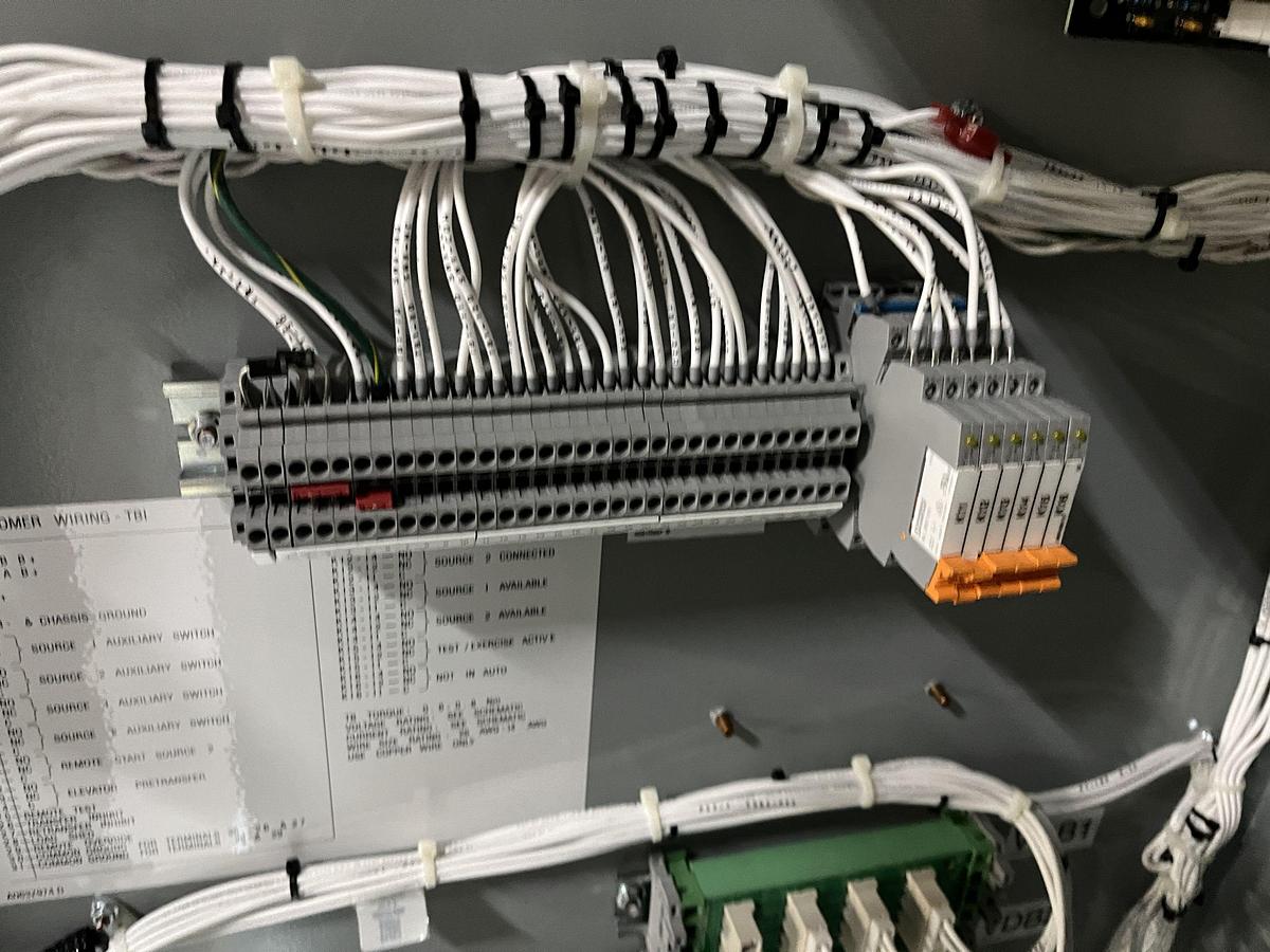 800 Amp 240VAC Cummins CXTD8 Spec. A Automatic Transfer Switch - S/N: F23M236180