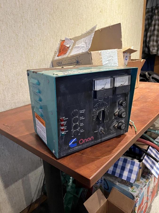 Used Used Cummins 24V Battery Float Charger P/N: 305-0813-01 (Gauges Stuck)