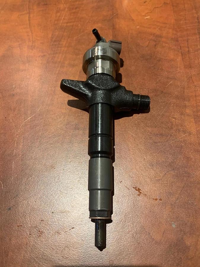 Used Genuine OEM Denso 8-98011604-5 CORES Fuel Injectors (NOT WORKING) (4 Pack)