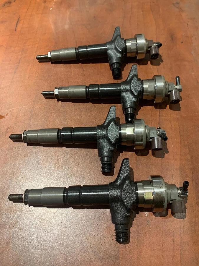 Used Genuine OEM Denso 8-98011604-5 CORES Fuel Injectors (NOT WORKING) (4 Pack)