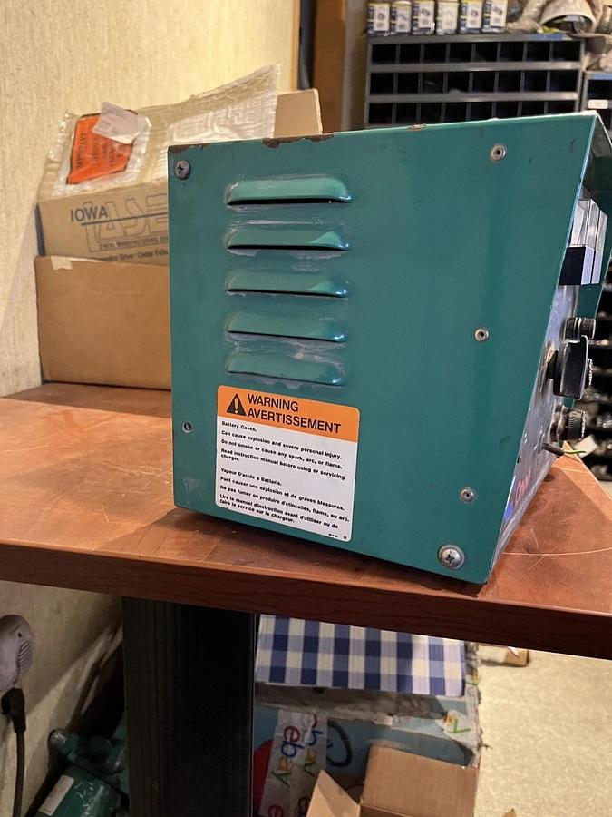 Used Used Cummins 24V Battery Float Charger P/N: 305-0813-01 (Gauges Stuck)