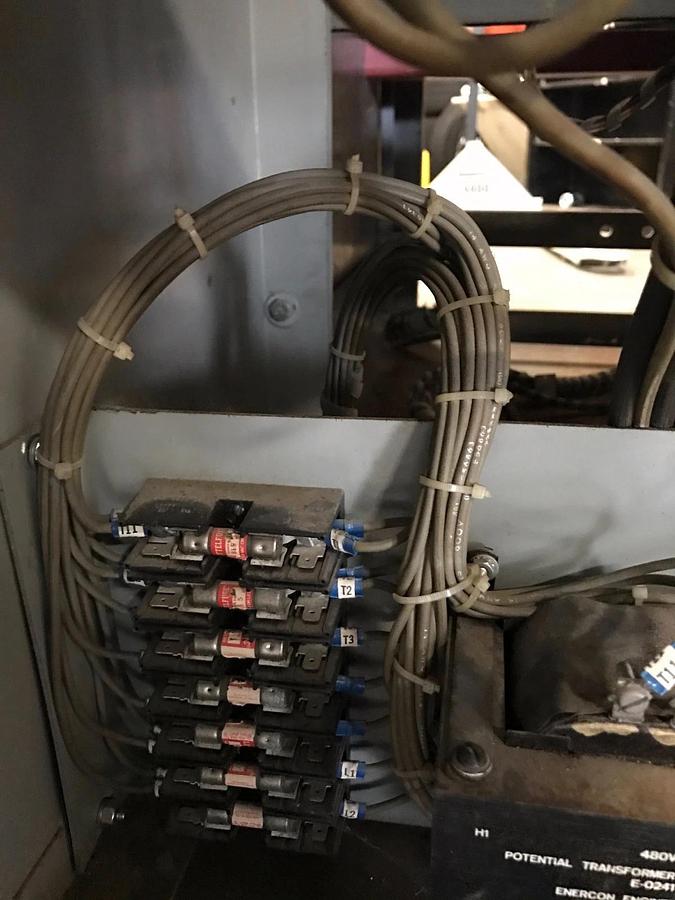 Used 2500 Amp General Electric Circuit Breaker w/ CAT Breaker Box Housing S/N: V78429