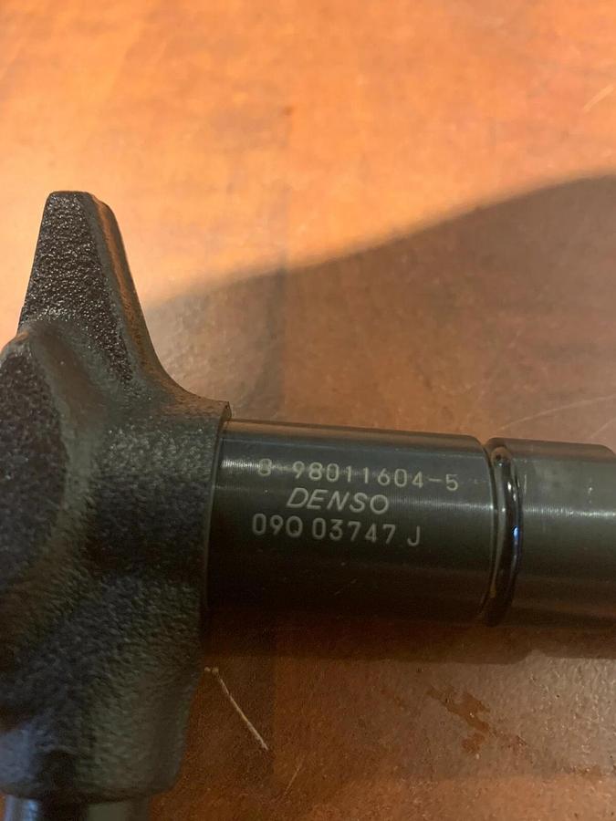 Used Genuine OEM Denso 8-98011604-5 CORES Fuel Injectors (NOT WORKING) (4 Pack)