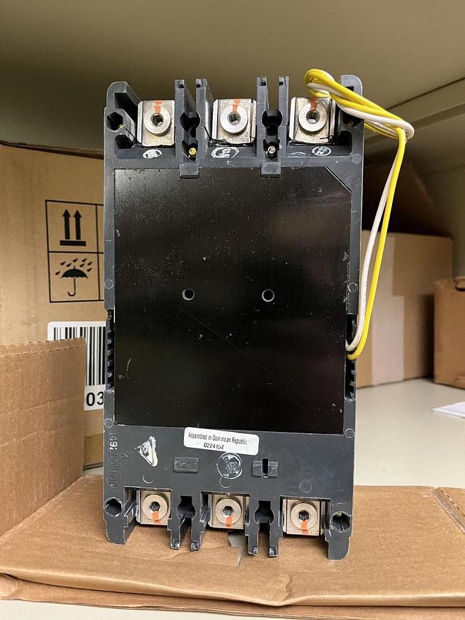 New Eaton 300 Amp 3 Pole Circuit Breaker - KG3300S42Z01 - A032Z152