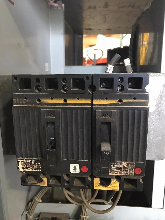 Used 2500 Amp General Electric Circuit Breaker w/ CAT Breaker Box Housing S/N: V78429