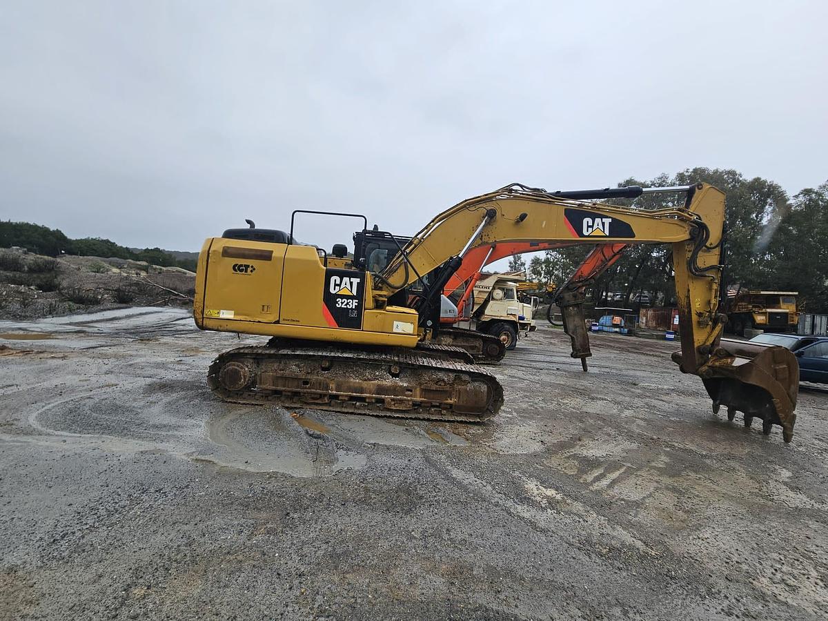 Used CATERPILLAR 323F