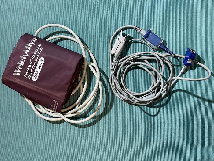 D'occasion Datascope Accutorr Plus Patientenmonitor auf Trolley mit Blutdruckmanschette und SpO2 Fingersensor