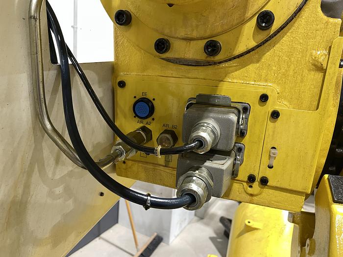 Used FANUC R2000iB/200R WITH R30iA CONTROLLER