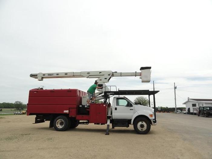 Used 2011 versalift V0270E