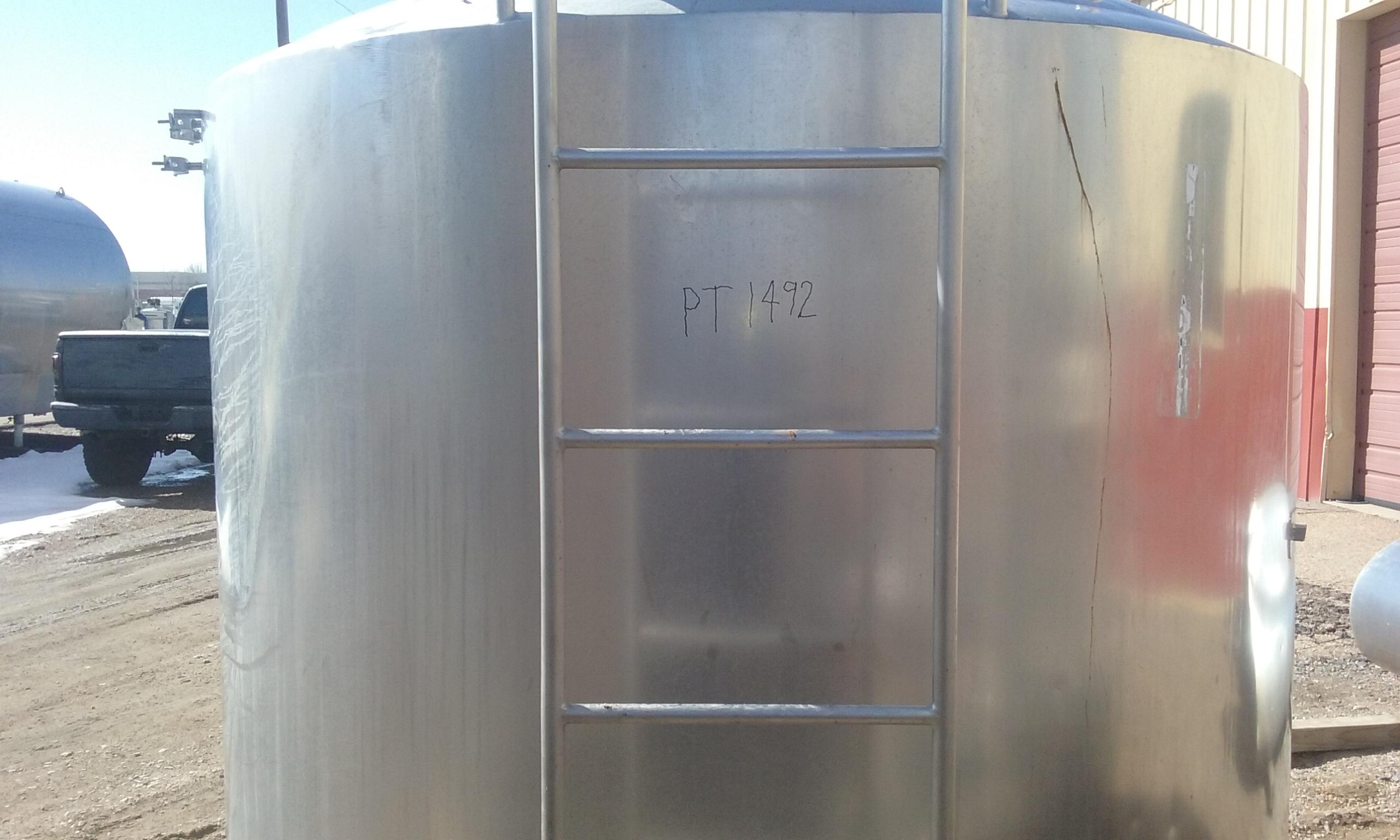 Usado 1000 GALLON MIX TANK