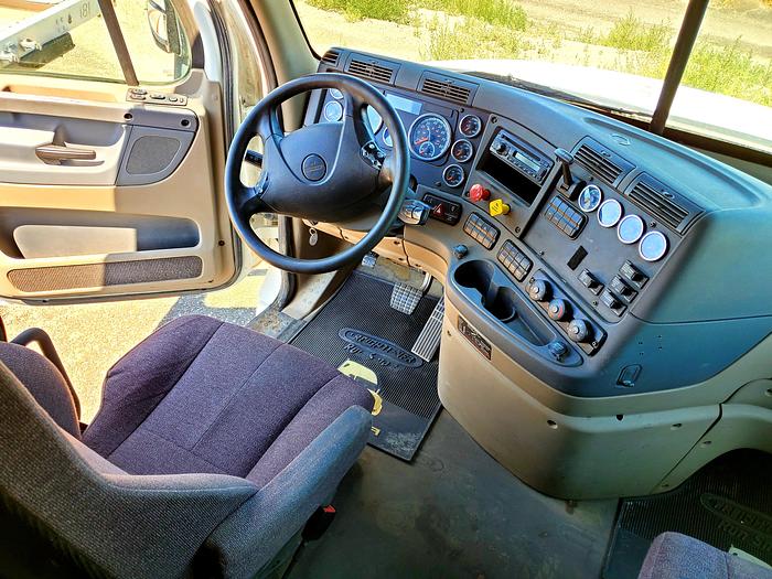 Used 2017 Freightliner Cascadia Truck w/ Sleeper