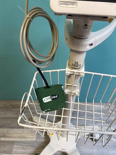 Used Philips SureSigns VS2+  Monitor auf Trolley mit Blutdruckmanschette
