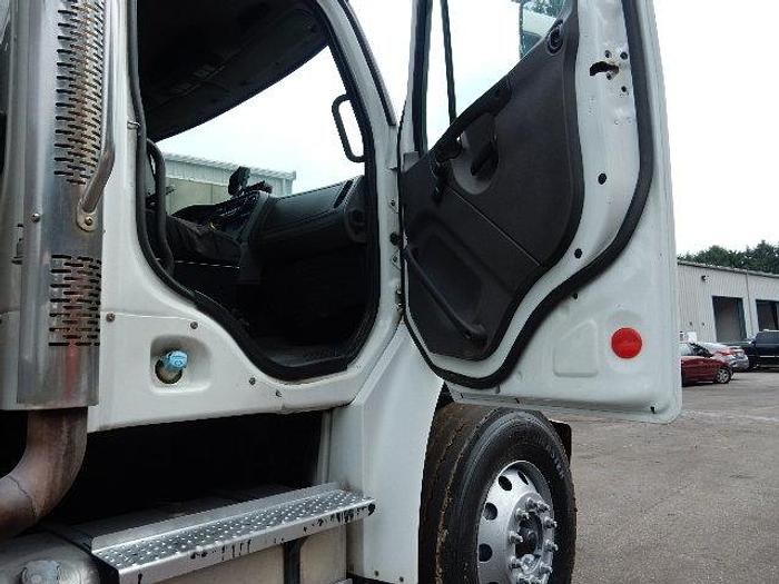 Used 2009 Freightliner M2-106