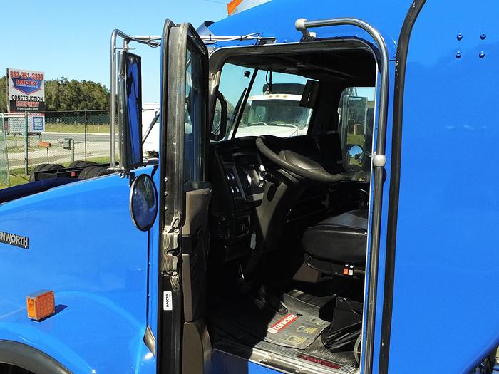 Used 2011 Kenworth T800 tri axle dump truck