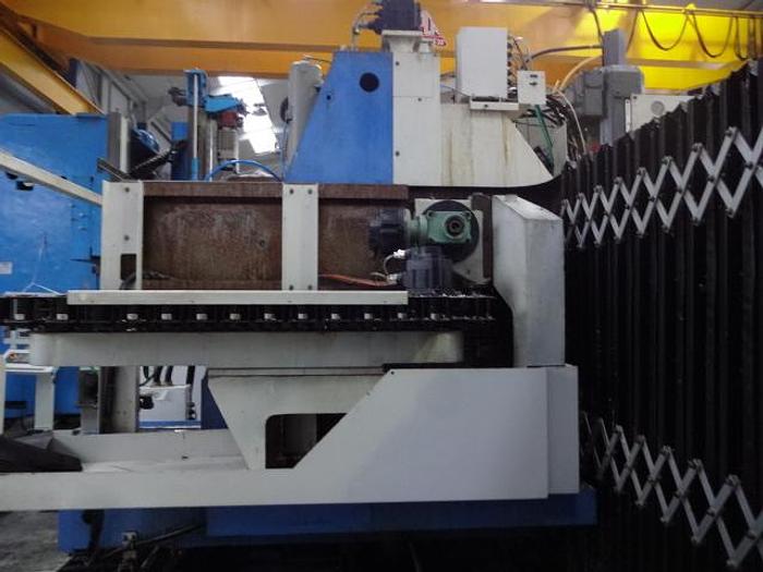 Utilisé 2003 MAZAK VTC 300 C-II centre d'usinage vertical