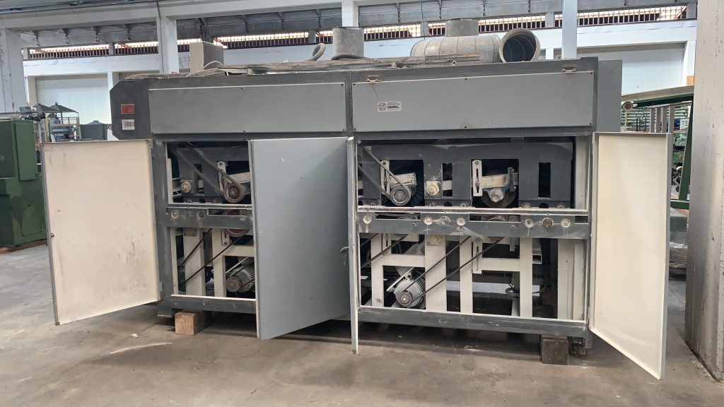 Usato Spazzolatrice marca Comec larghezza utile 1000 mm, con 4 spazzole superiori, 4 inferiori e 2 laterali, usata