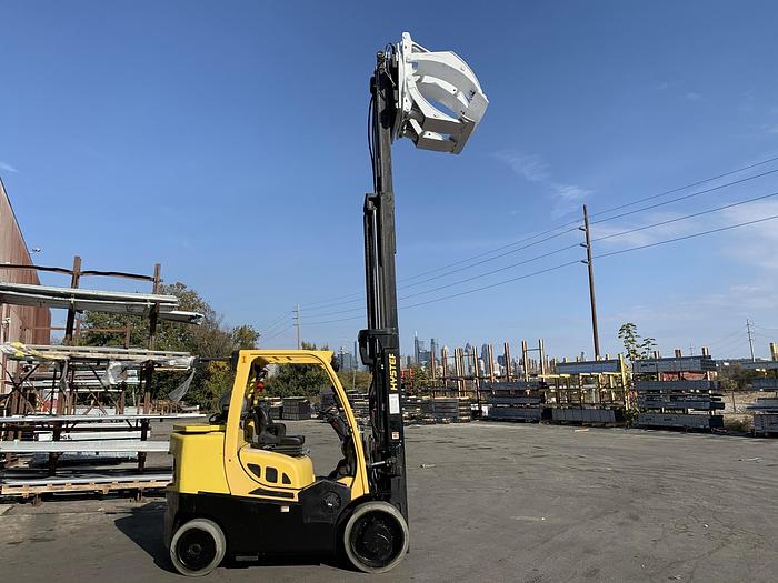 Used 13,500 POUND HYSTER FORKLIFT WITH CASCADE ROLL CLAMP
