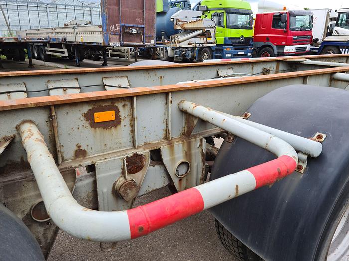 Used 1980 2 axle gooseneck container chassis  steel suspension drum brakes freuhauf