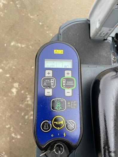 Used 2013 ADVANCE ADVENGER 2805D RIDER FLOOR SCRUBBER (DISC) (BATTERY) 