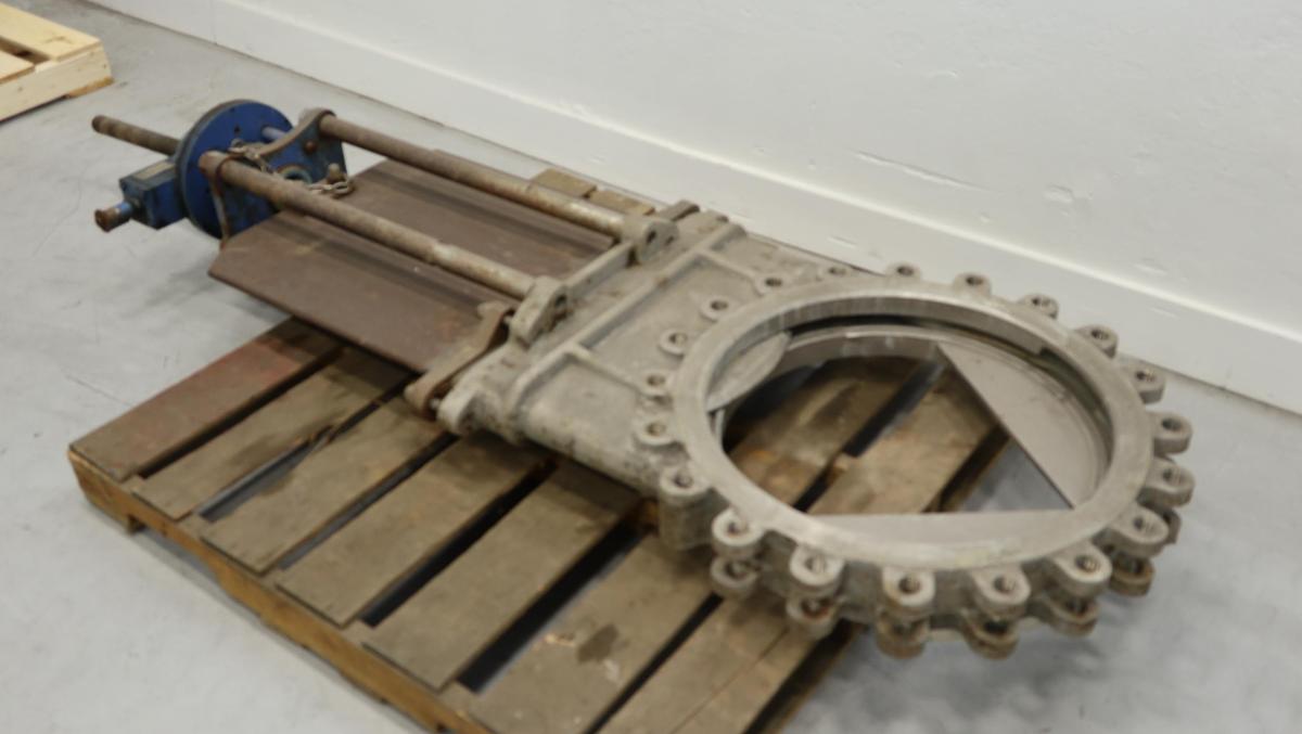 Used True Line 24" Hand Operated V-Port Knife Gate Valve #45175