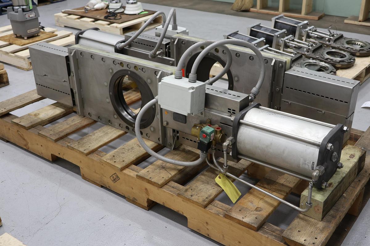 Unused Lohse 10" Air Operated Thru-Gate Valve #47310