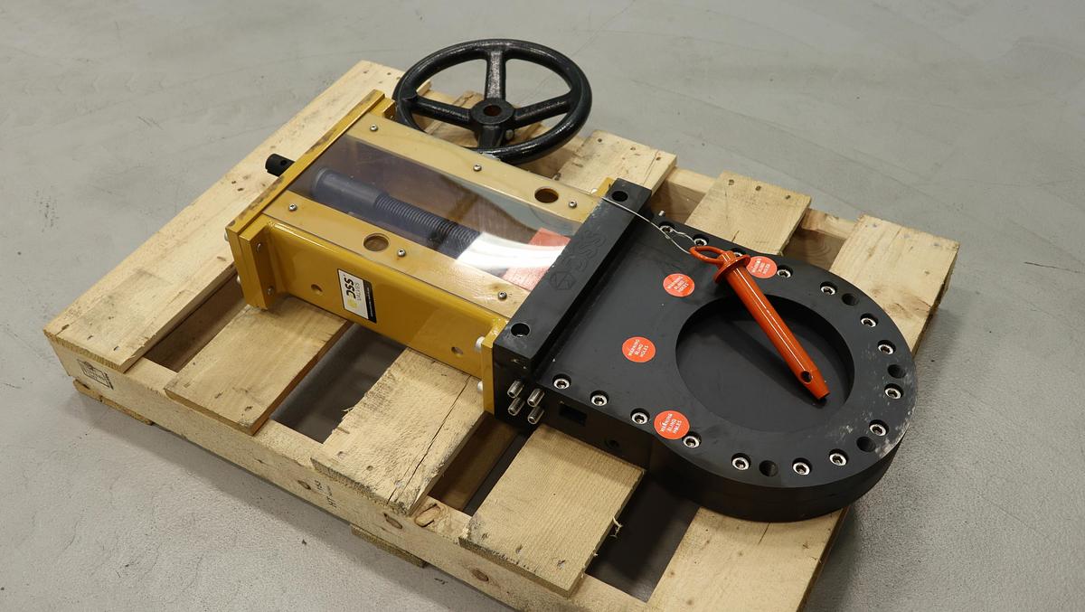 Used DSS 8V1808-T2-T2-VI/1-HW-S13-S19-S99 8" Hand Operated Knife Gate Valve #46538