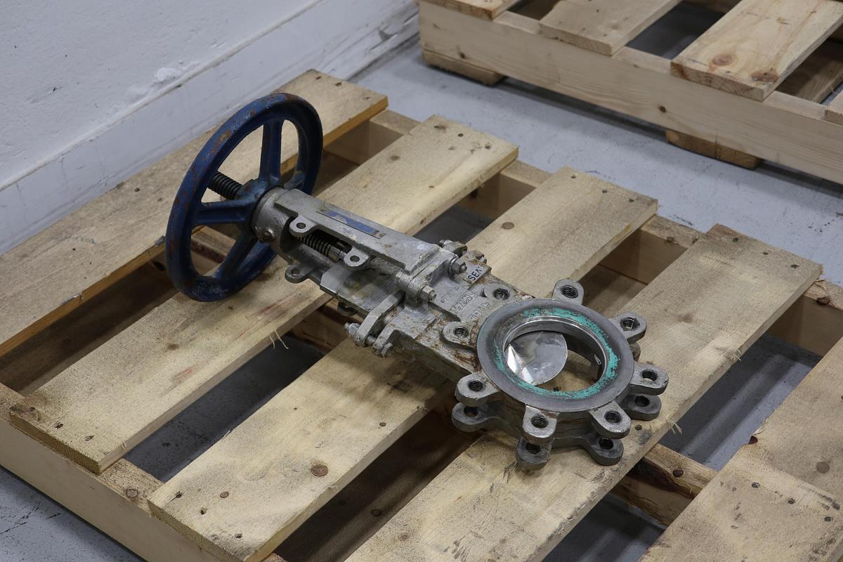 Unused FNW 65BM 4" Hand Operated Knife Gate Valve #47664