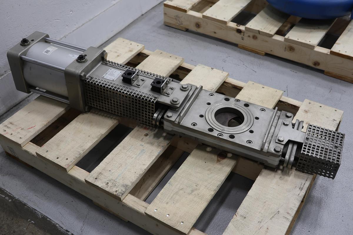 Unused Amitec 4" Amitec-DCR DN100 Air Operated Thru-Gate Valve #47317