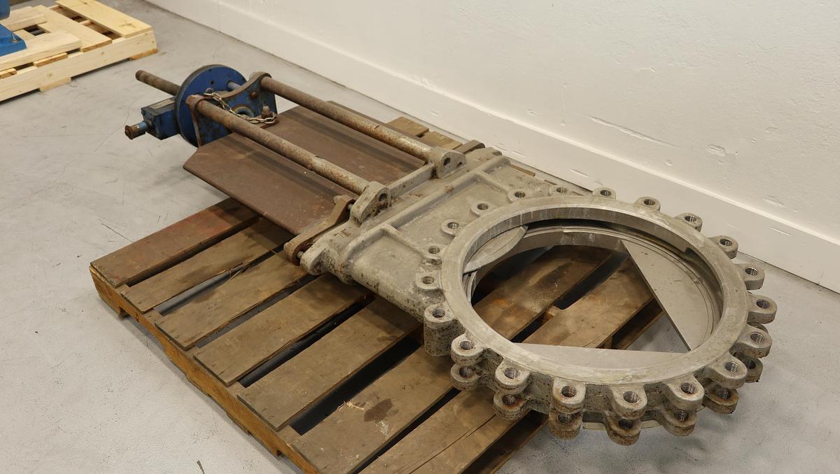 Used True Line 24" Hand Operated V-Port Knife Gate Valve #45175